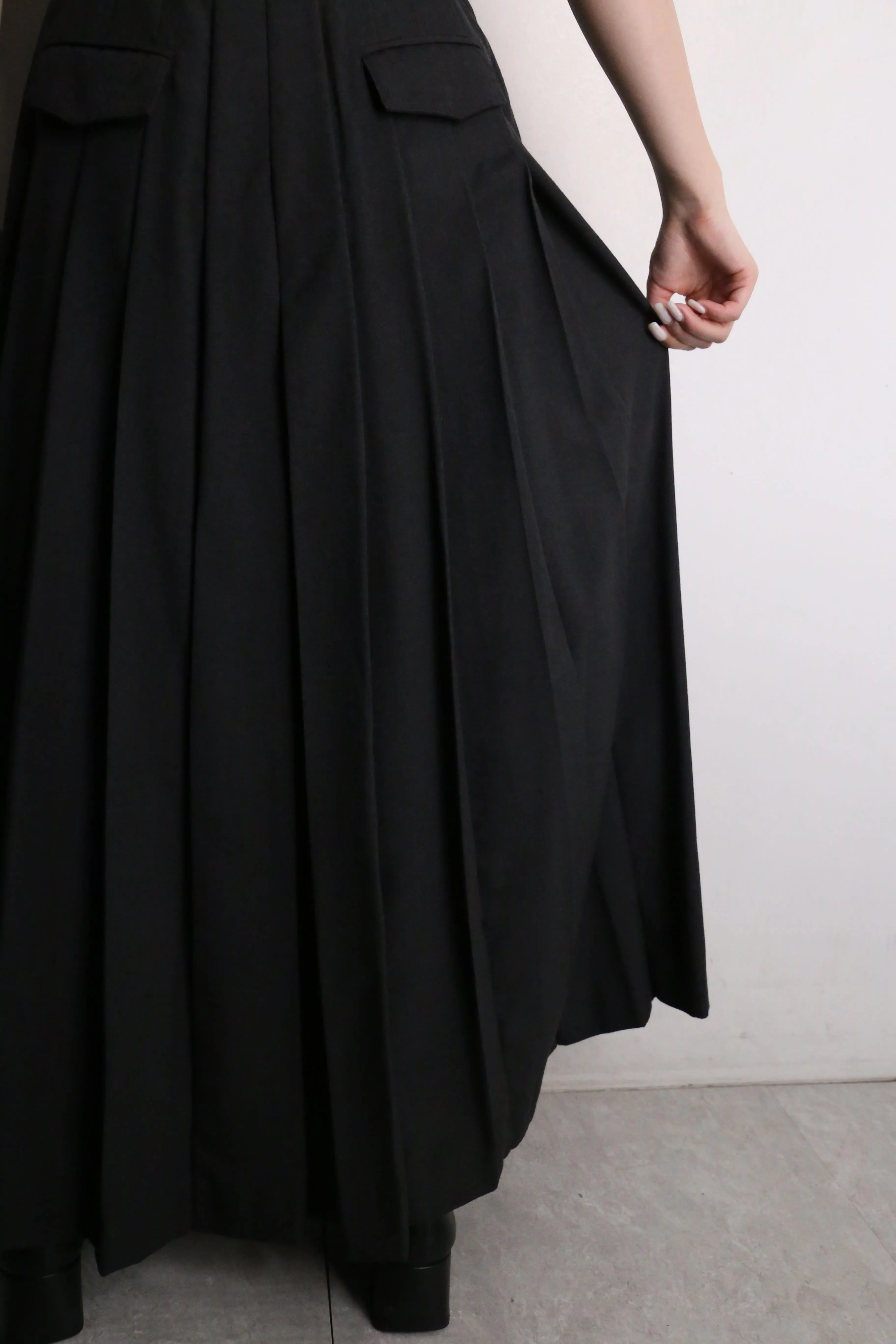 black color back pleats design long skirt