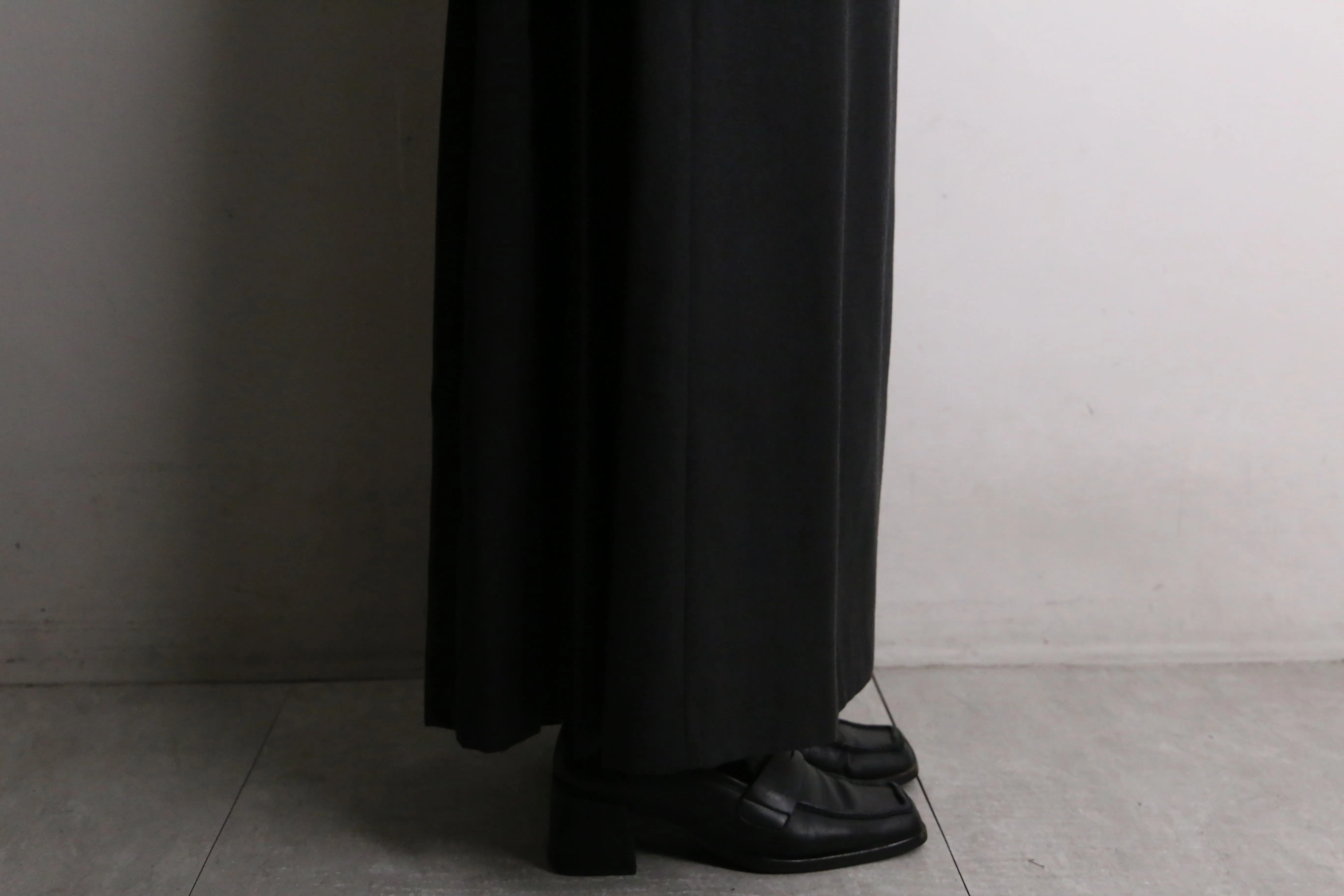 black color back pleats design long skirt