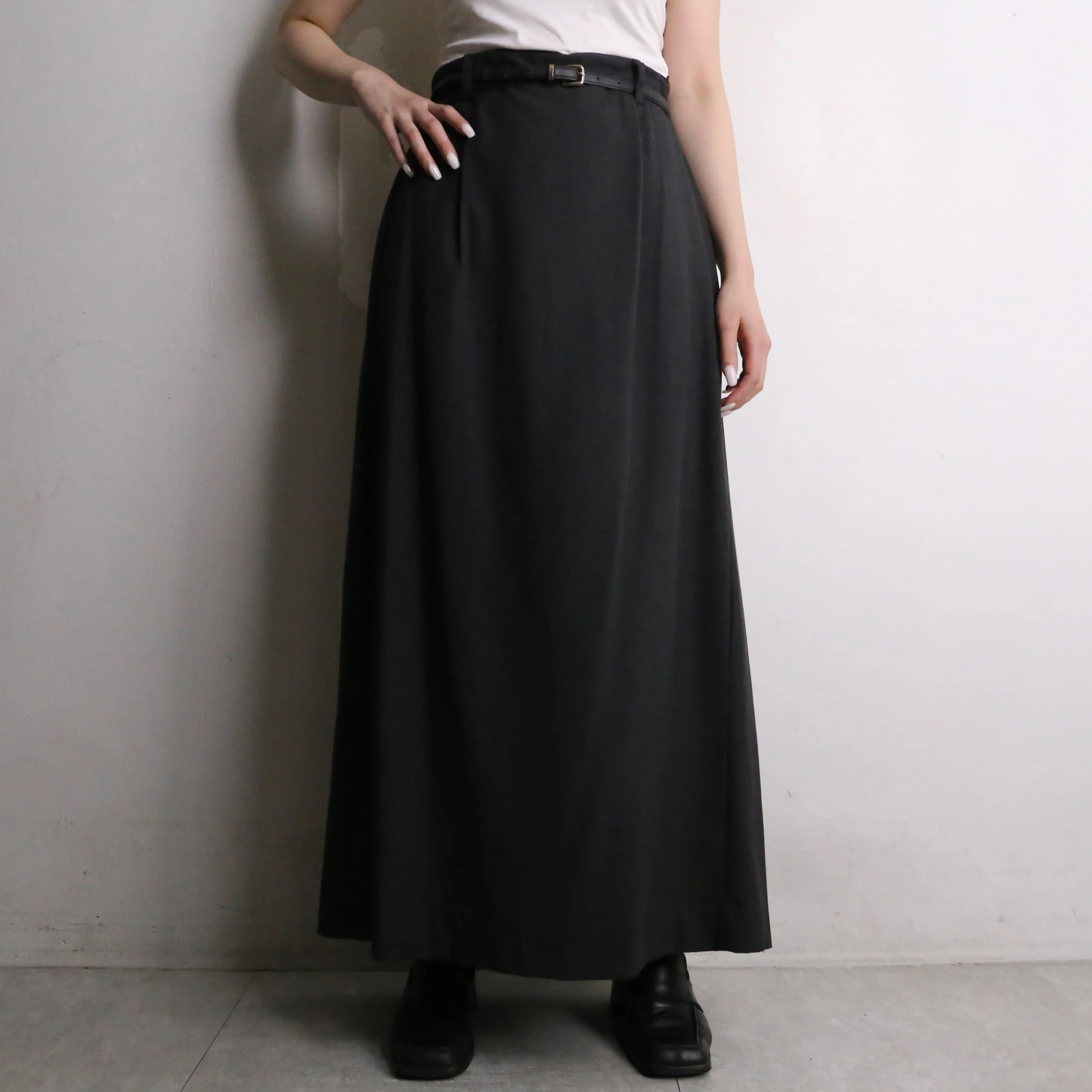 black color back pleats design long skirt