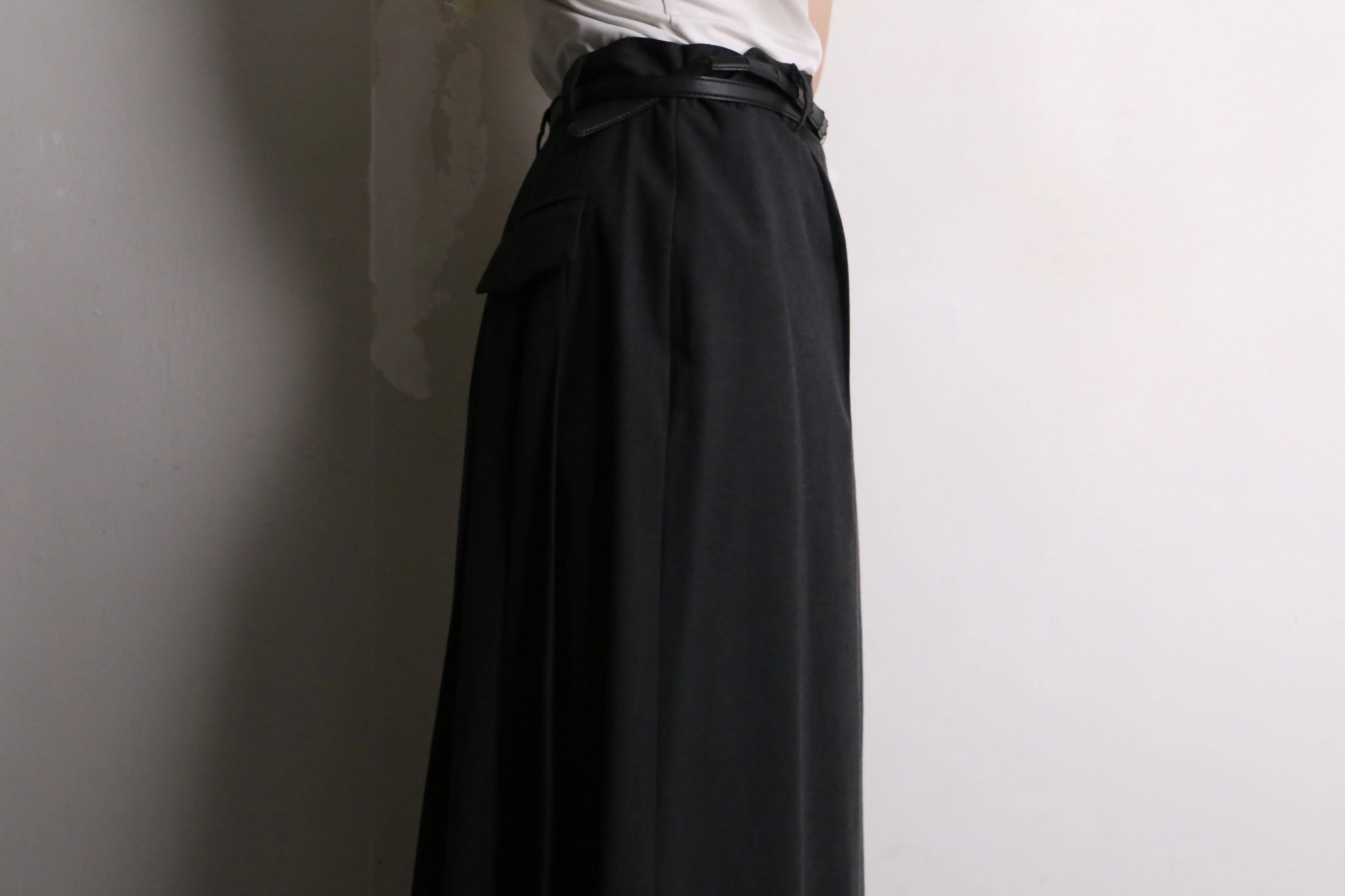 black color back pleats design long skirt