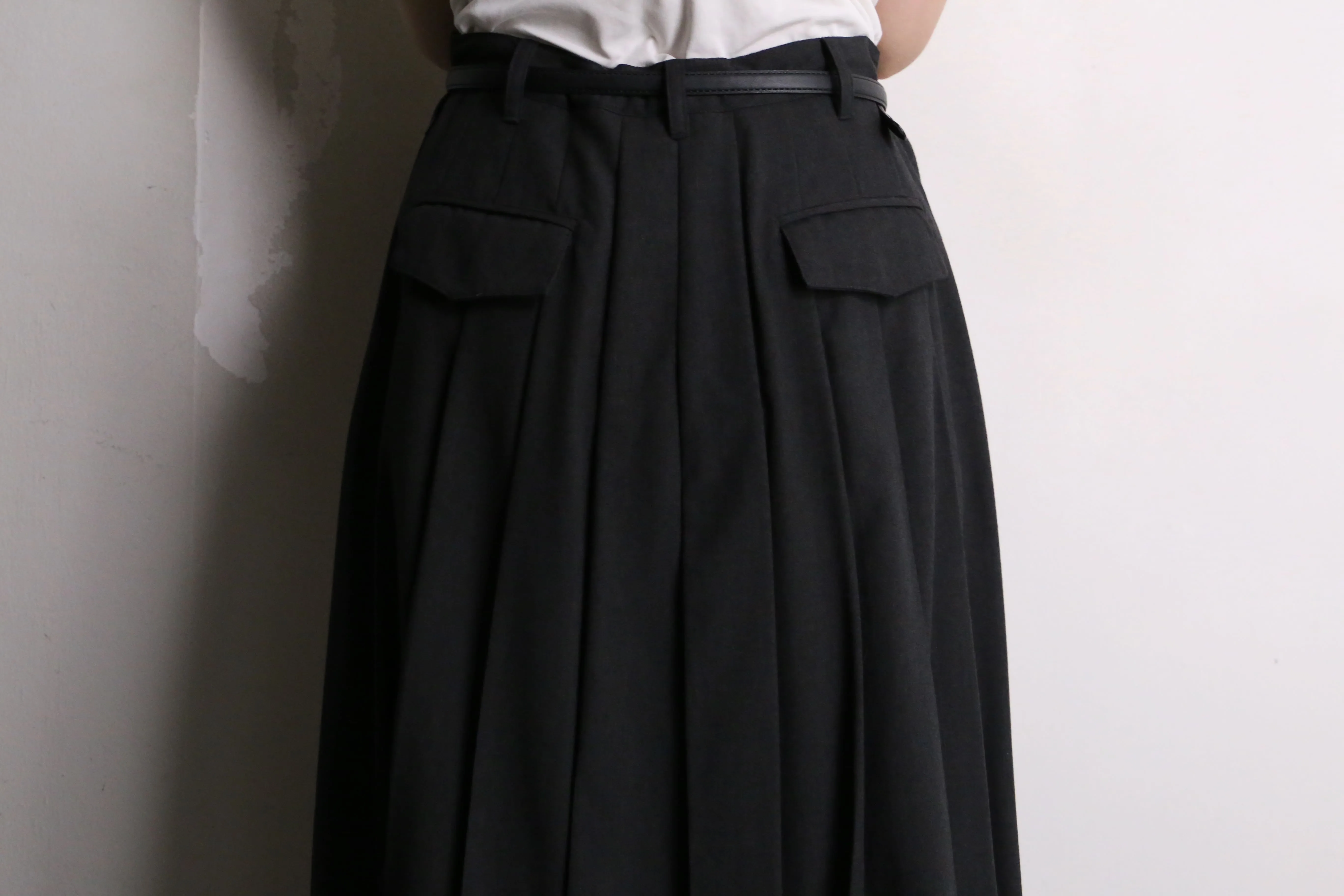 black color back pleats design long skirt