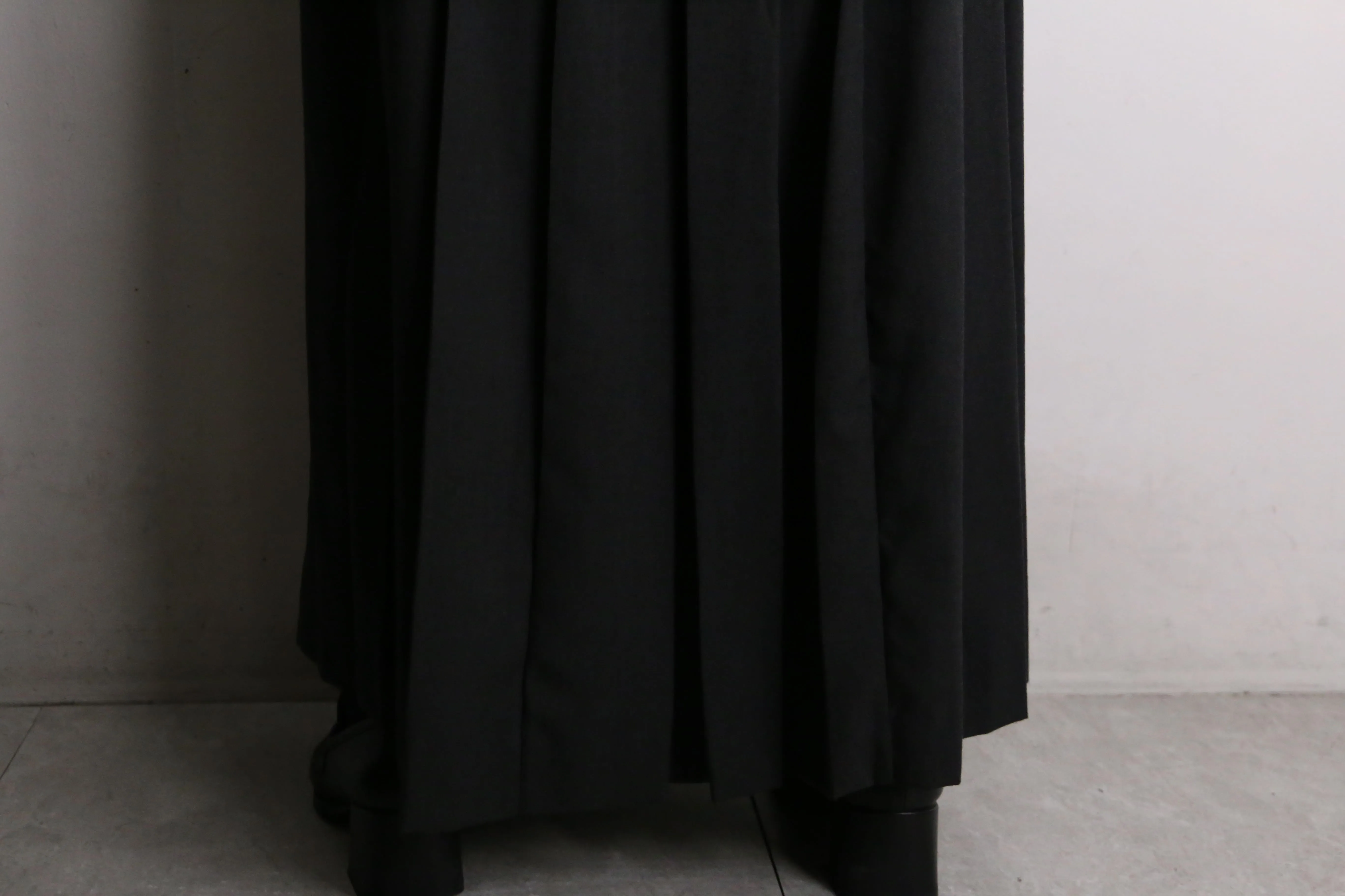 black color back pleats design long skirt