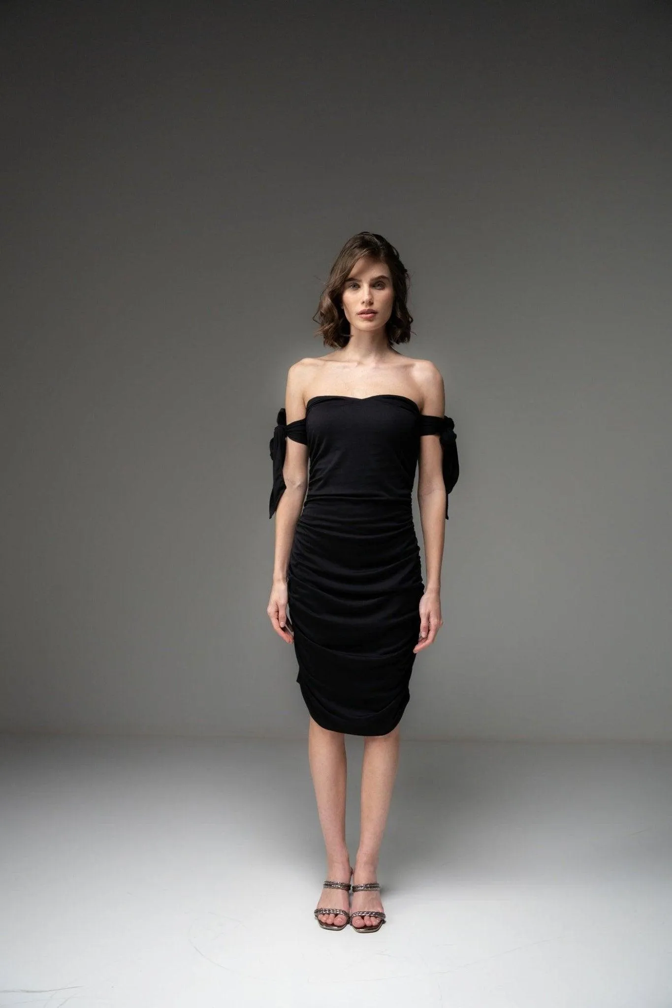 BLACK TIE-SLEEVE 
RUCHED DRESS